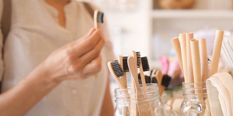 Uma mulher escolhe produtos orgânicos que podem ser biodegradáveis.