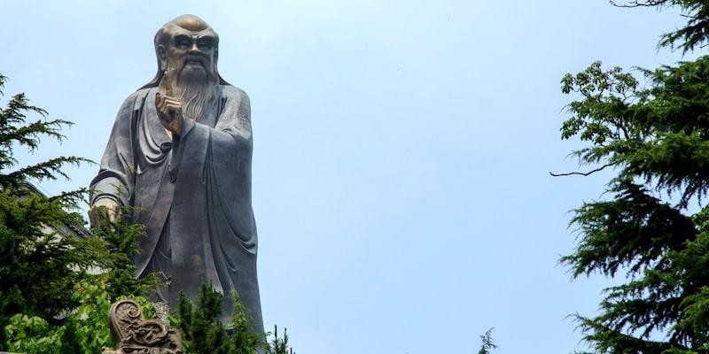 Lao-tzu é lembrado com um grande monumento no meio da floresta.