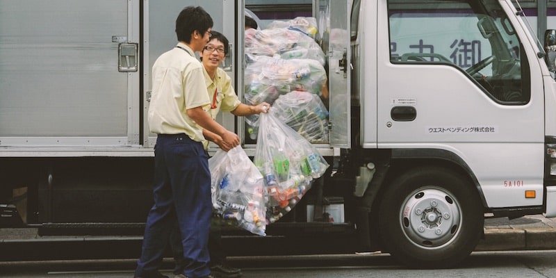 Trabalhadores coletam materiais recicláveis.