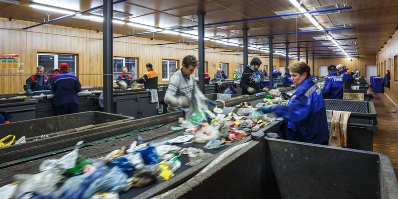 Os operadores separam os resíduos para prepará-los para a reciclagem.