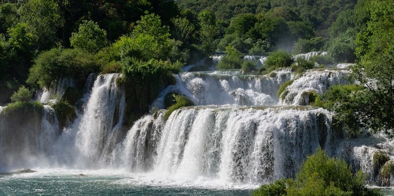 estados de água cachoeira líquida