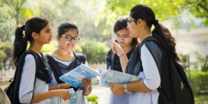 Gracias al aprendizaje cooperativo, cuatro estudiantes debaten sus ideas.