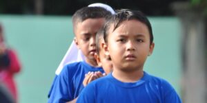 Un niño reflexiona y abre los ojos al experimentar el insight.