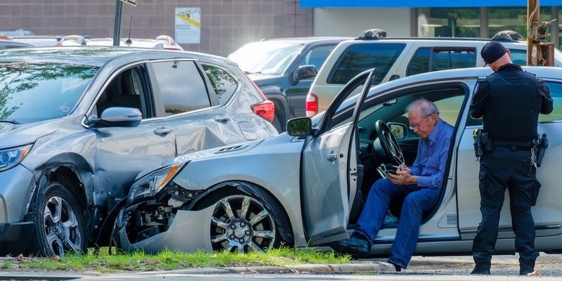 Irresponsabilidade levou homem a bater em carro estacionado