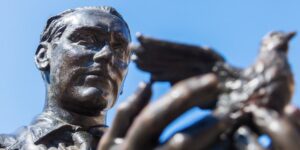 Una estatua del poeta español Federico García Lorca, representante de la lírica.