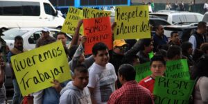 Un grupo de trabajadores protesta, manifestando su opinión.