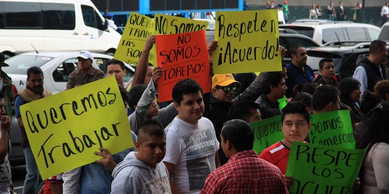 Um grupo de trabalhadores protesta, expressando sua opinião.