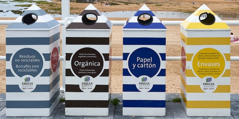 Os recipientes diferenciados permitem separar os resíduos que podem ser reciclados.