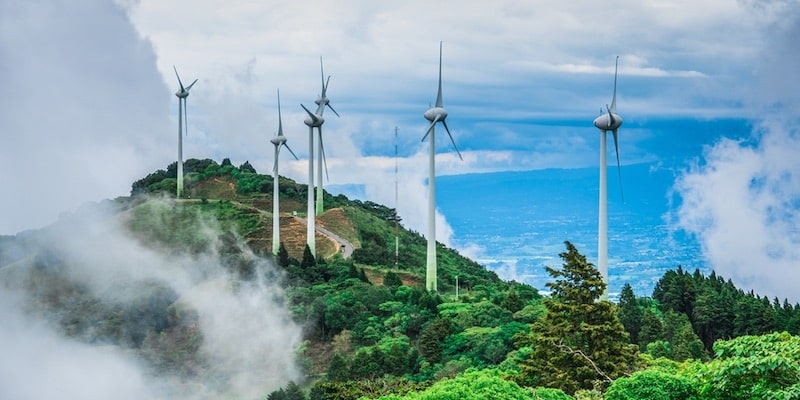 Fontes de energia renováveis, como a energia eólica, são características da terceira revolução industrial.