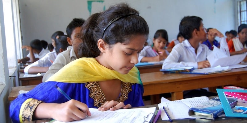 Uma menina estuda em uma instituição educacional secular