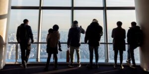 Las personas en el interior del edificio observan lo exterior.