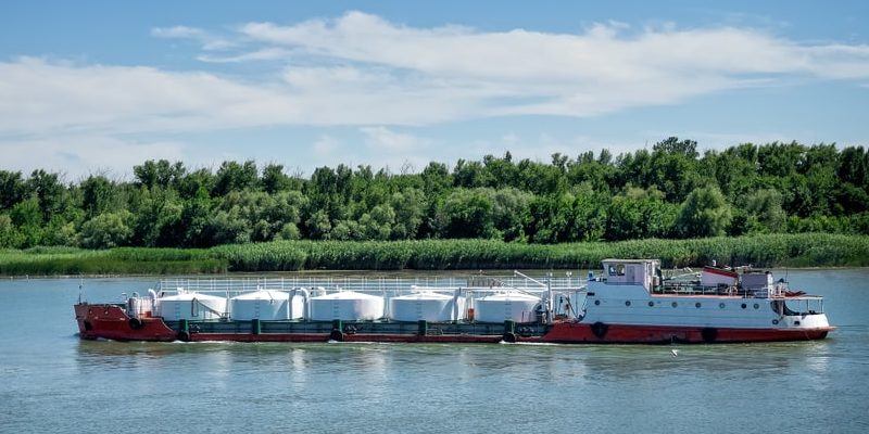 caminhão-tanque de transporte fluvial